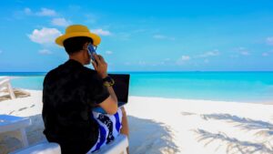 Praca zdalna podczas wakacji. Kiedy praca z hotelu lub plaży jest zgodna z prawem