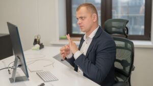 e-US. Wideorozmowa z tłumaczem polskiego języka migowego i pracownikiem urzędu skarbowego