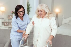 Bon senioralny coraz bliżej, ustawa wejdzie w życie już 7 sierpnia. Jakie są zasady przyznawania wsparcia?
