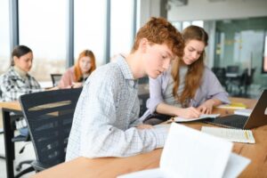 Student dorabia po zajęciach. Kiedy nie musi zakładać firmy, co z podatkiem oraz ZUS?