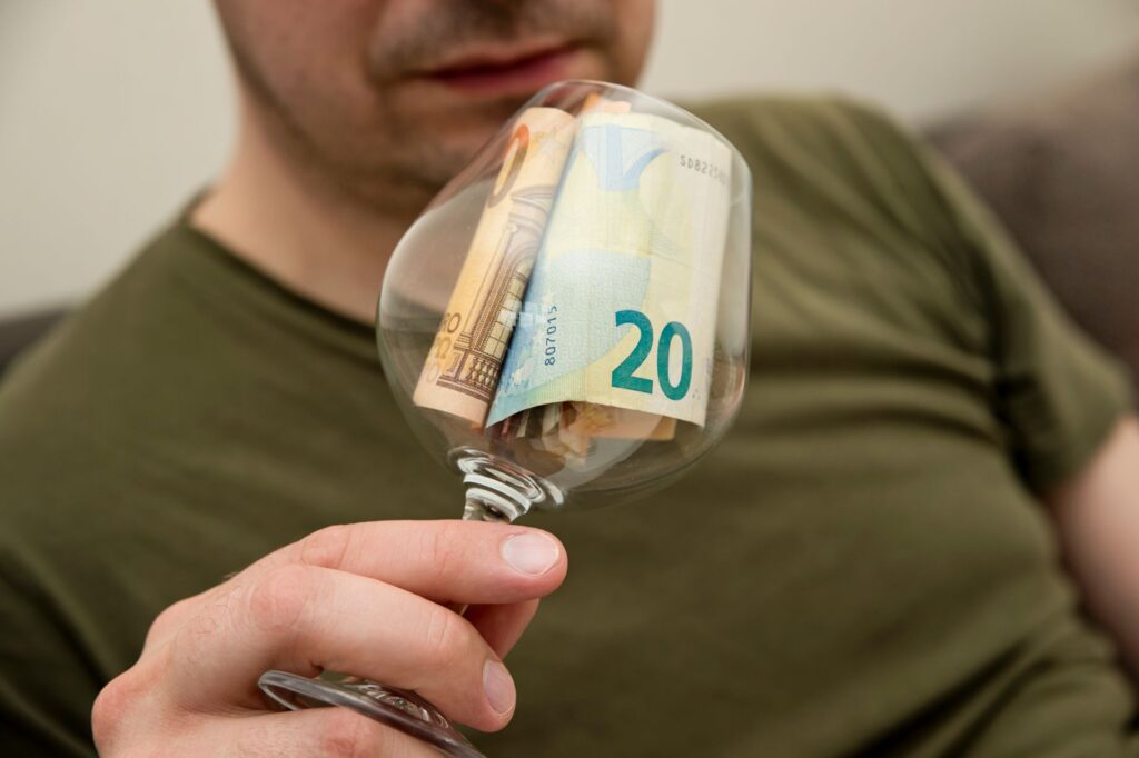 alkohol kieliszek pieniadze