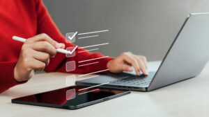 Umowa zlecenia czy etat? 5 pytań, po których PIP pozna umowę o pracę